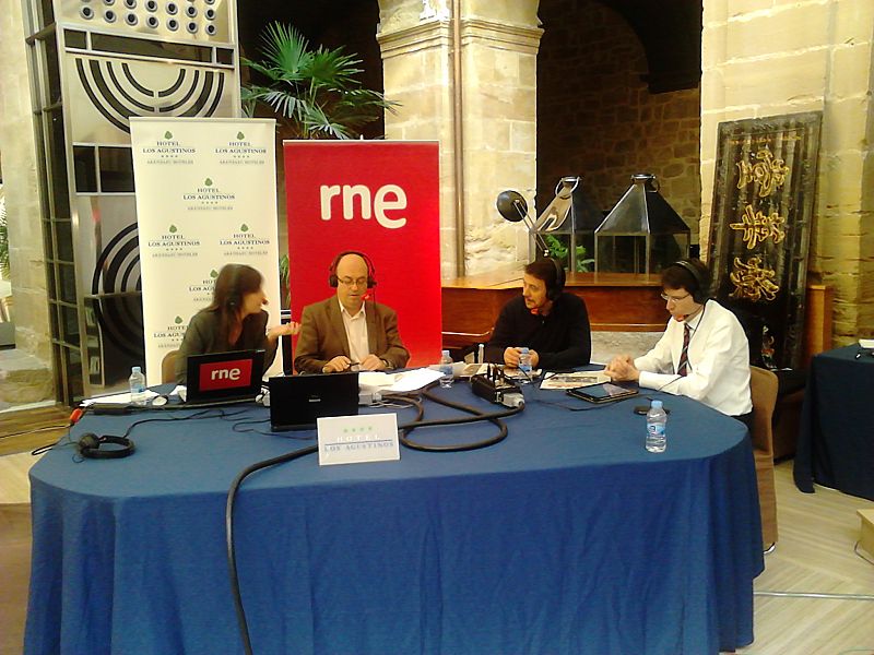 De izquierda a derecha, Mara Peterssen, Manolo HH, el cocinero riojano de referencia mundial Francis Paniego y el consejero autonómico de Educación, Gonzalo Capellán.