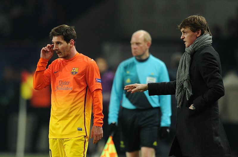 Tito Vilanova conversa con Leo Messi durante el encuentro PSG-Barça