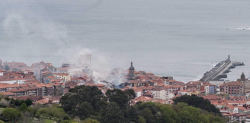 UN INCENDIO EN BERMEO DESALOJA A DECENAS DE VECINOS Y DERRUMBA DOS EDIFICIOS