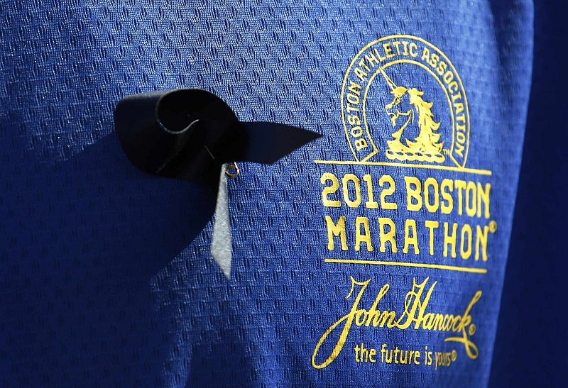 Runner Jason Darnall of Kentucky wears a black ribbon at the start of the mass race of the London Marathon