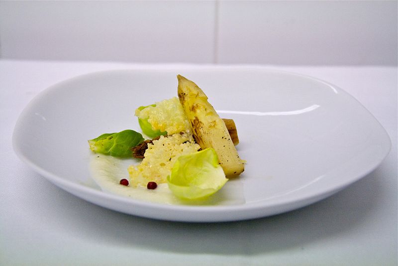 Espárragos con un fondo de crema de espárragos y quesoidiazábal