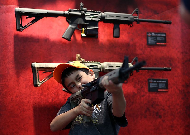 Un niño apunta con su rifle