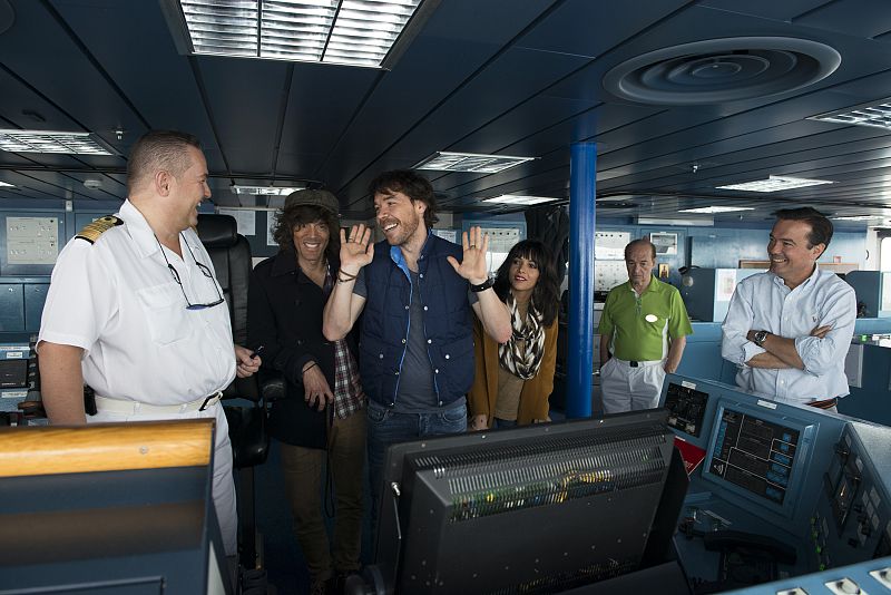David, bromeando con el capitán del crucero