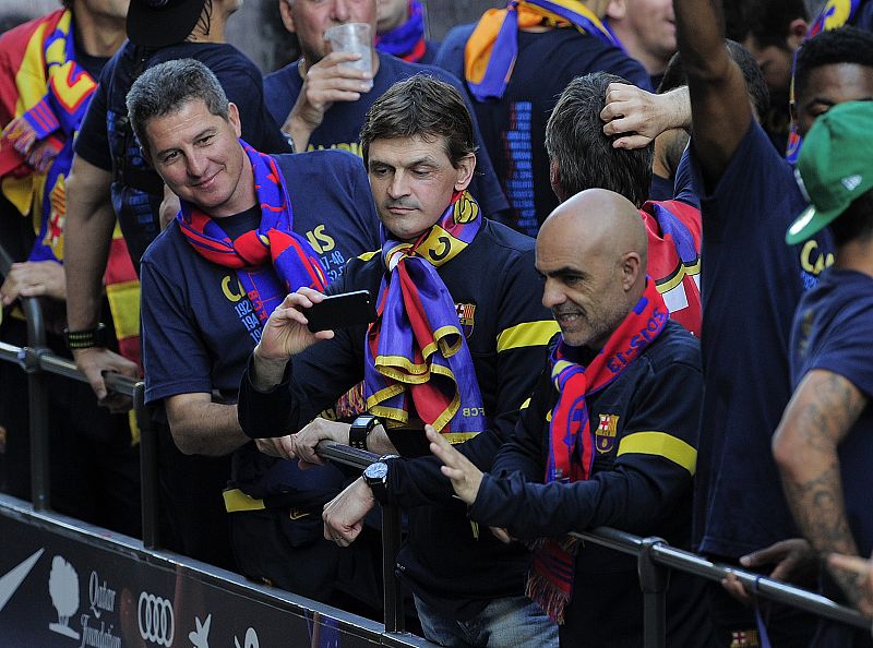 Tito Vilanova (CI), entrenador del Barcelona, en el autobús en el que celebran el 22º título liguero