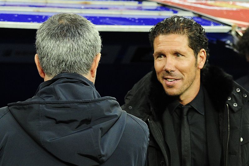 Los entrenadores, José Mourinho y Diego Pablo Simeone, se saludan antes del partido