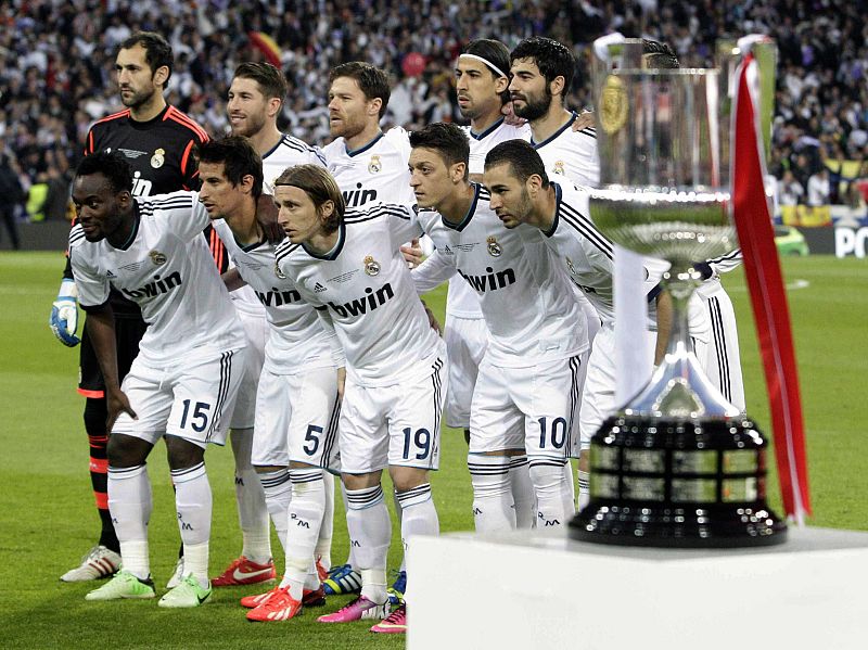 El once del Real Madrid posa antes del partido contra el Atlético de la final de Copa