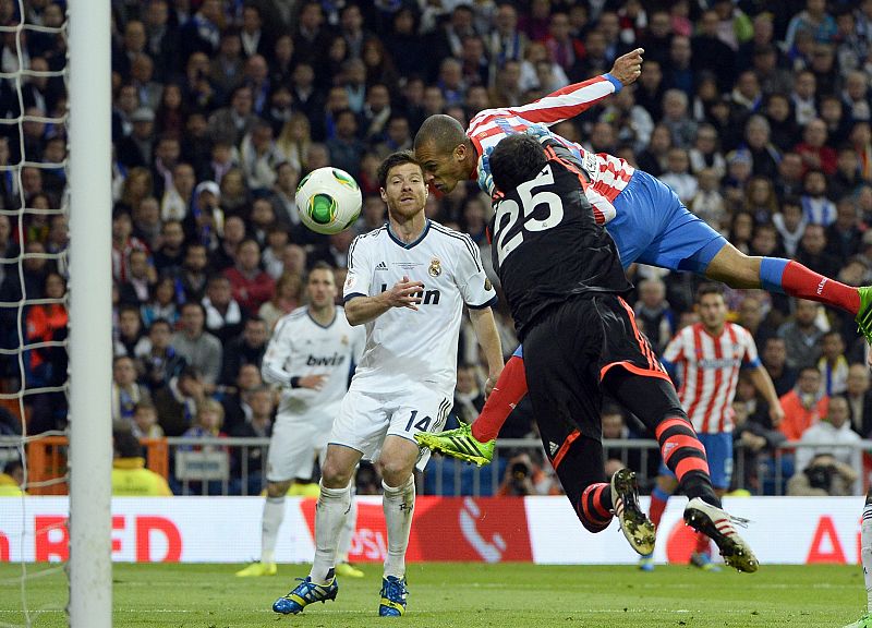 Momento en que Miranda bate a Diego López para marcar el segundo gol del Atlético de Madrid
