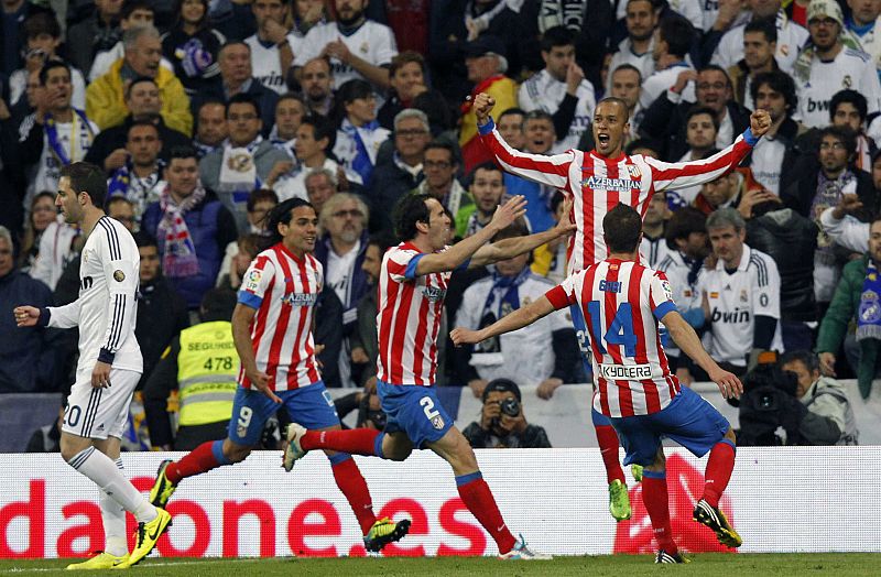 El defensor del Atlético Joao Miranda celebra con sus compañeros el segundo gol
