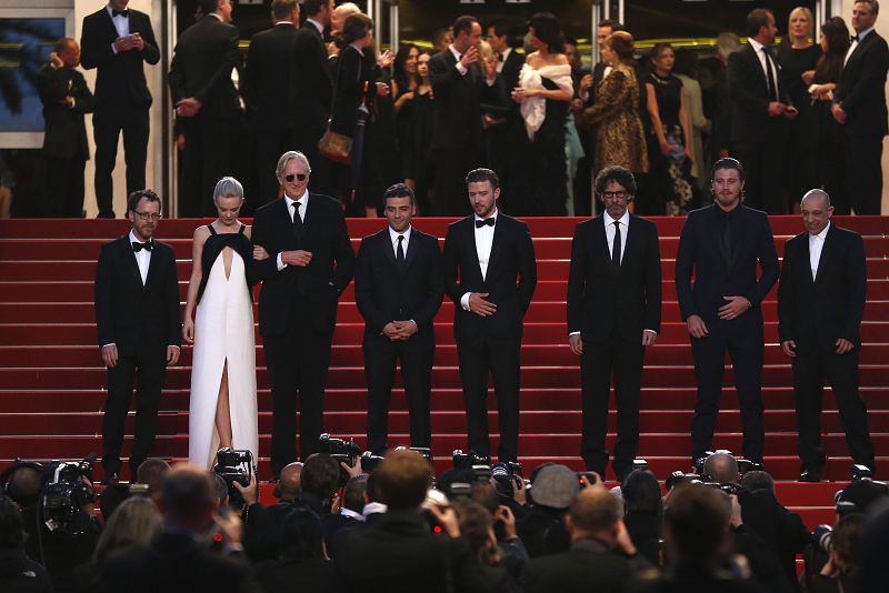 Algunos de los actores de la película "Inside Llewyn Davis" y sus directores, los hermanos Coen, en el estreno del film en el festival de Cannes