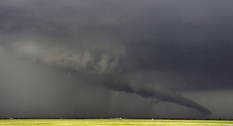 El tornado que ha arrasado la zona sura de Oklahoma City, apunto de tocar tierra