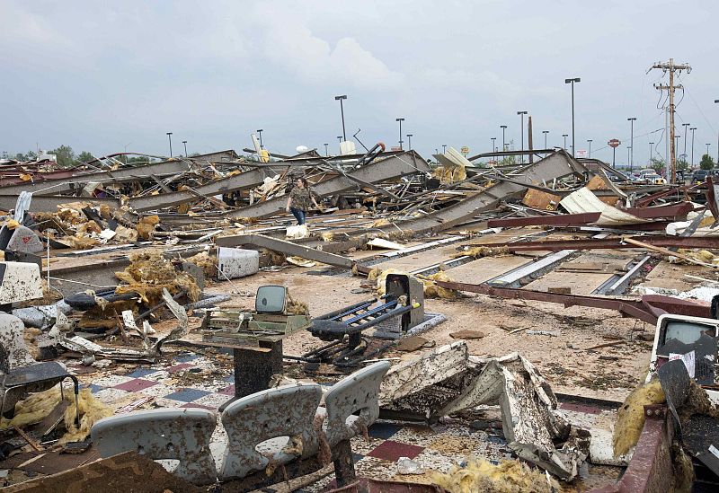 Una mujer camina entre los escombros en busca de supervivientes tras el tornado de Oklahoma