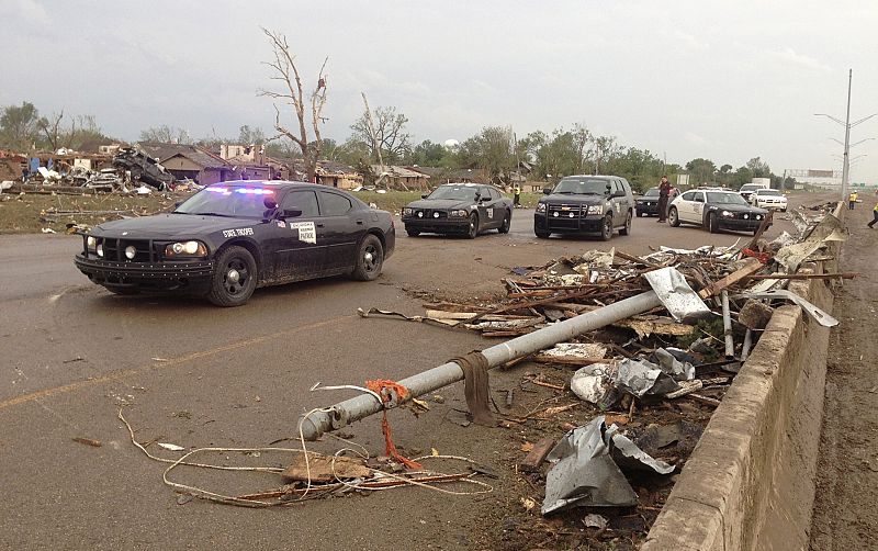 Las fuerzas de seguridad han acudido a la zona para socorrer a los heridos tras el paso de un tornado por el área sur de Oklahoma