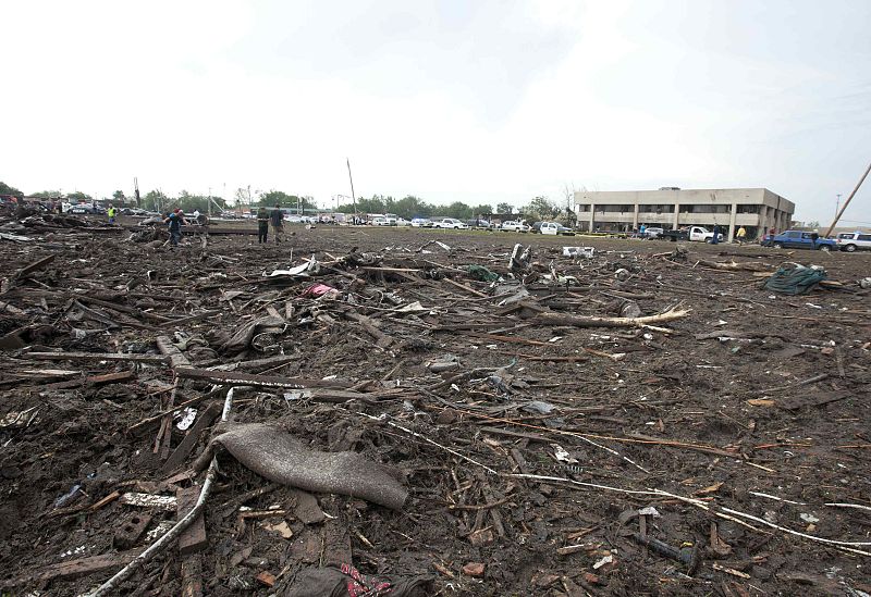 Restos del paso del tornado que ha dejado decenas de muertos y desaparecidos en Oklahoma, Estados Unidos