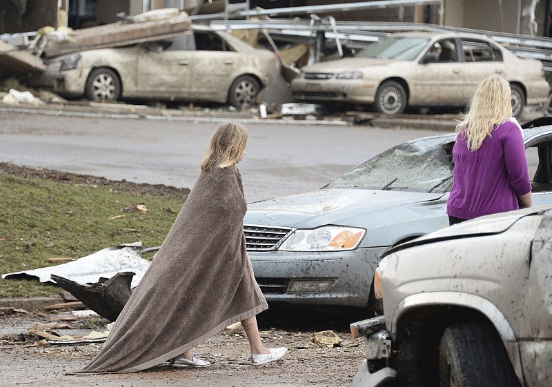 Una niña se abriga tras haber sobrevivido al paso del tornado por Oklahoma