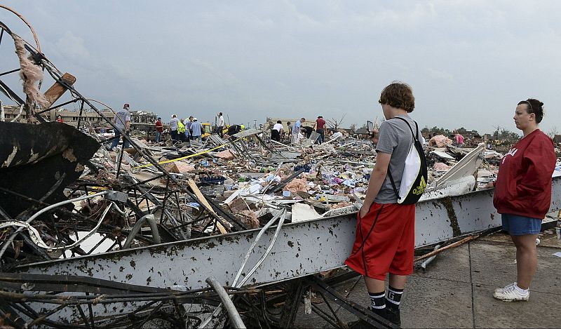 Algunos ciudadanos observan las labores de rescate en busca de supervivientes entre los escombros tras el tornado de Oklahoma