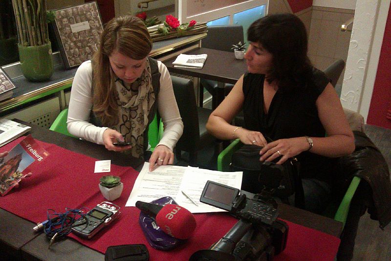 Sentados con Carmen Escher y Cristina Jimena (Turismo de Friburgo) para preparar una larga jornada de grabación