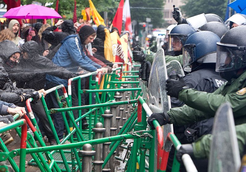 Los manifestantes protestan frente al BCE en Frankfurt