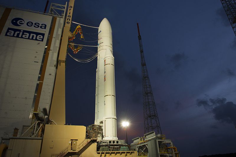 El Albert Einstein y el Ariane que lo lanzará en la plataforma de lanzamiento