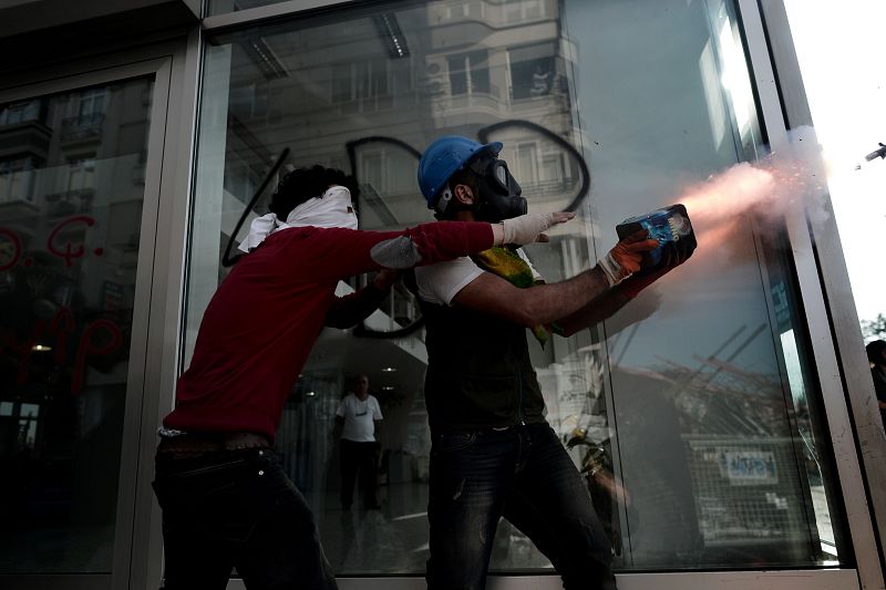 Policías antidisturbios usan gas lacrimógeno para desalojar a los manifestantes de la plaza Taksim en Estambul (Turquía) este martes.