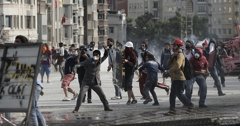 LA POLICÍA CONTROLA LA PLAZA DE TAKSIM DE ESTAMBUL, TRAS ENTRAR A LA FUERZA