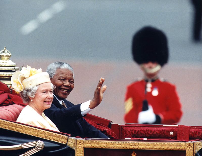 Una curiosa imagen del expresidente sudafricano en coche de caballos y junto a reina isabel II de Inglaterra, durante una visita a Londres, en 2003.