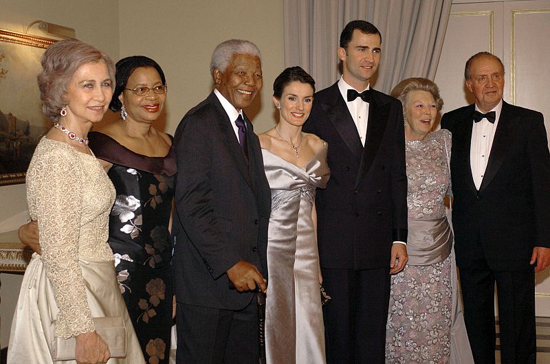 Los Reyes, el Príncipe de Asturias y su prometida Letizia Ortiz, posan junto a Mandela y su esposa Graca Machel, y la reina Beatriz de Holanda