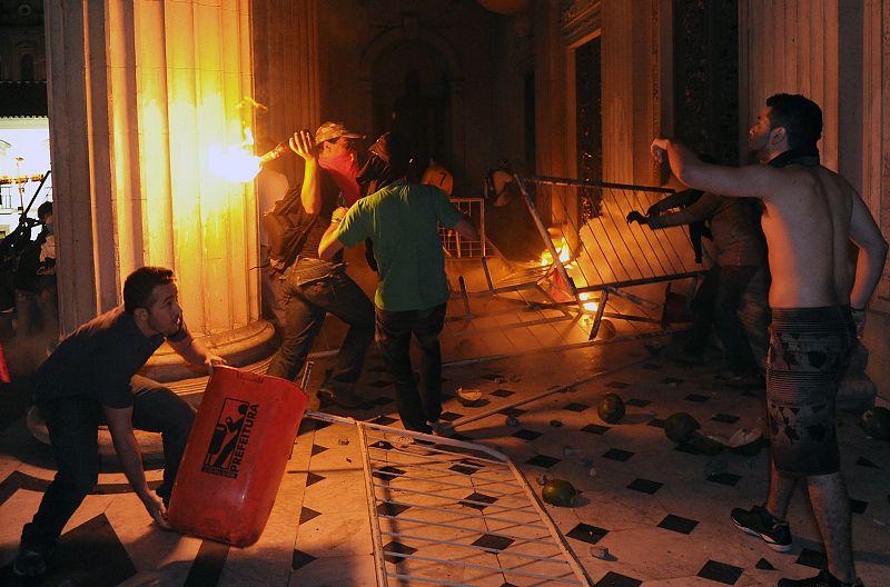 Varios asaltantes provocan destrozos en el Palacio de Tiradentes, la Asamblea Legislativa de Rio de Janeiro, durante las protestas del lunes contra el Gobierno y la Policía