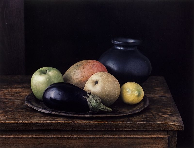 "Jarrón de Oaxaca con berenjena (Naturaleza muerta, nº 2)", de Evelyn Hofer. Nueva York, 1997.