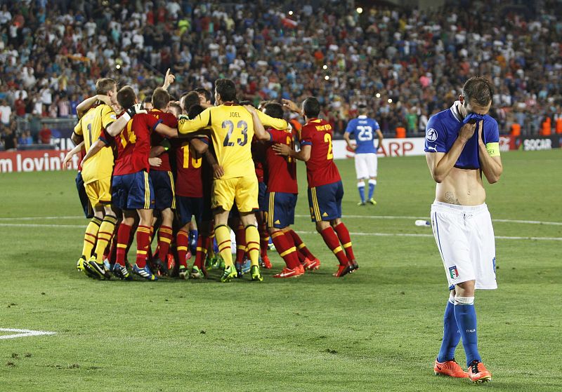Los jugadores de España celebran la victoria ante el desconsuelo de los italianos.