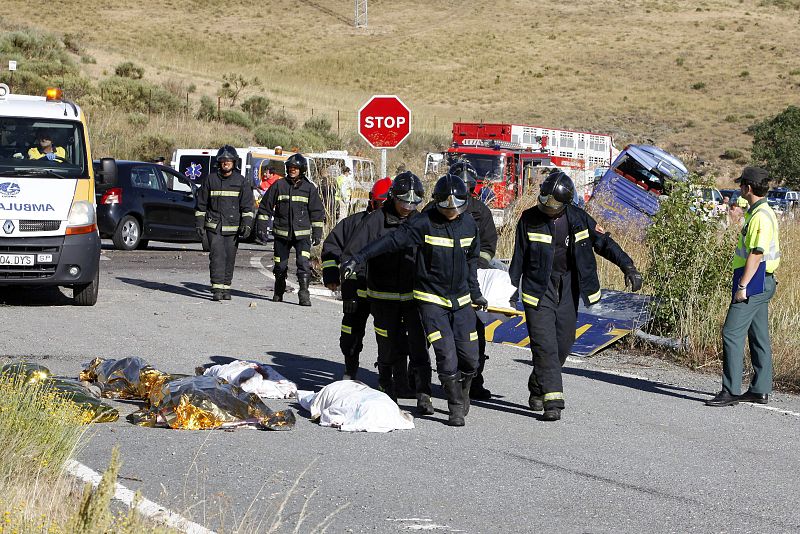 AL MENOS SIETE MUERTOS AL VOLCAR UN AUTOBÚS DE LÍNEA EN TORNADIZOS (ÁVILA)