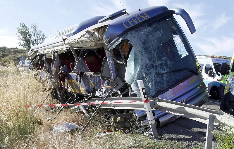 AL MENOS SIETE MUERTOS AL VOLCAR UN AUTOBÚS DE LÍNEA EN TORNADIZOS (ÁVILA)