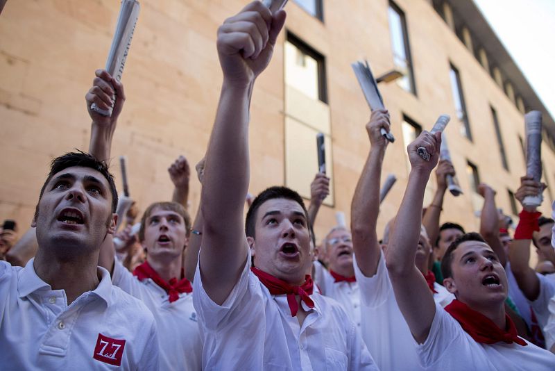 Cánticos a San Fermín antes del tercer encierro de la semana