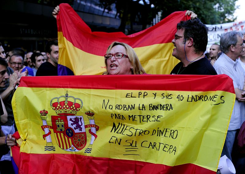 PROTESTAS ANTE LA SEDE DEL PP POR EL CASO BÁRCENAS