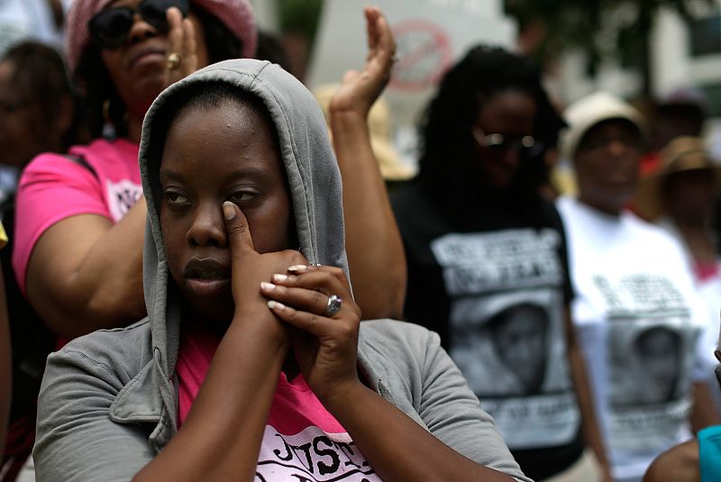 Una mujer llora en una protesta que pide justicia para Trayvon Martin