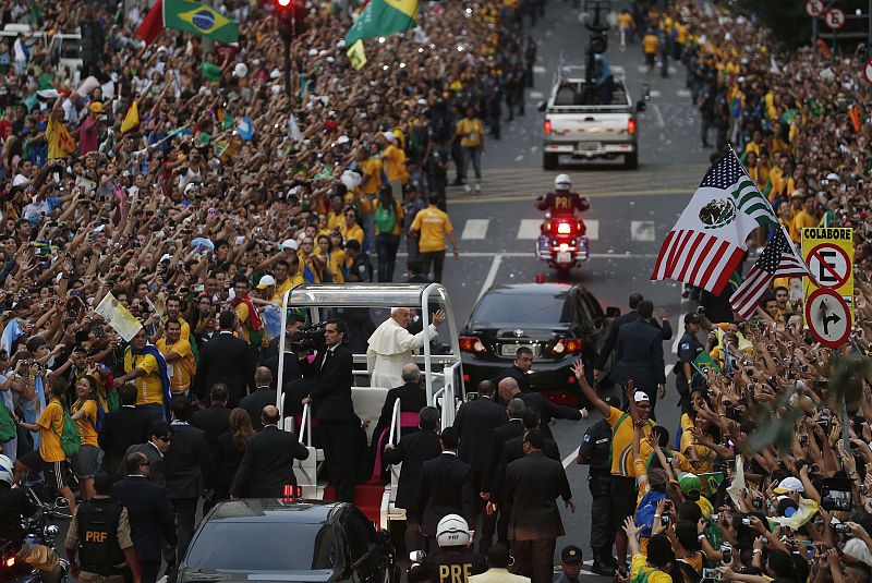 Miles de personas reciben a Francisco en su llegada a Río de Janeiro, Brasil, para la celebración de la Jornada Mundial de la Juventud