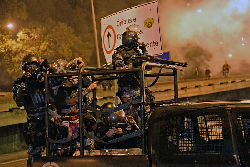 La policía militar de Brasil ha intervenido contra los manifestantes que protestaban por los 53 millones de dólares brasileños de las arcas públicas invertidos en la visita del papa Francisco