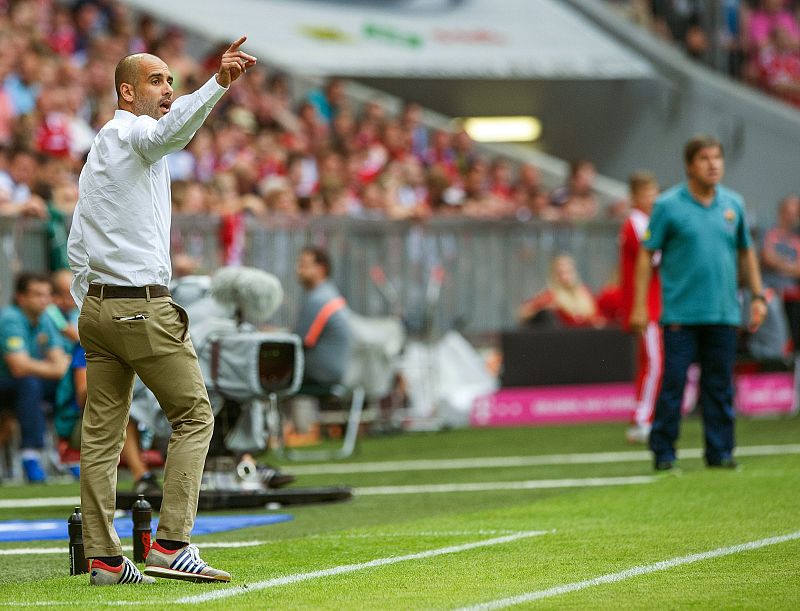 Guardiola da órdenes a sus jugadores en el choque contra su exequipo.