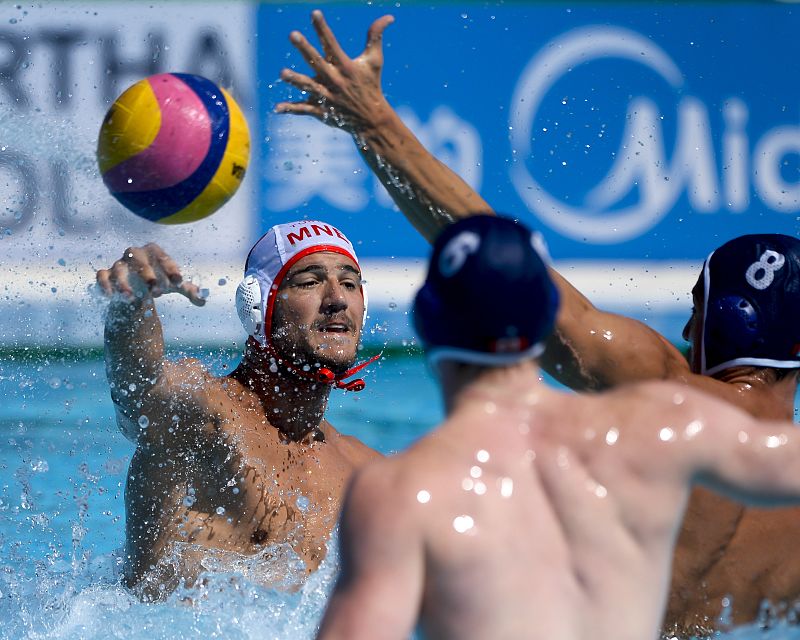 Imagen del partido de waterpolo que se disputó ayer entre Canadá y Montenegro. Venció Montenegro por 12 a 4.