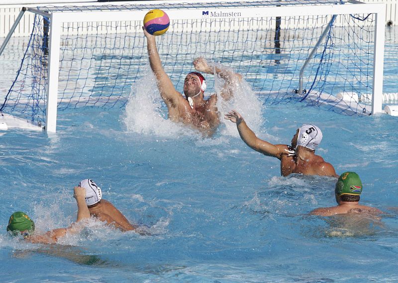 Imagen del partido que se celebró ayer entre las selecciones de Grecia y Sudáfrica. El partdo acabó con un 13-5 para Grecia
