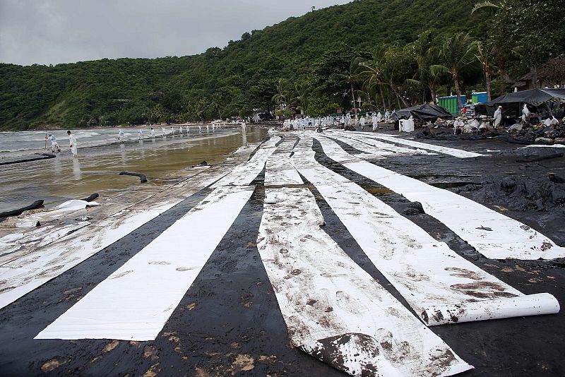 La marea negra ha afectado a 20 kilómetros de costa y está teniendo un impacto "extremo" en el turismo, según el ministro tailandés de turismo Somsak Phurisisak.