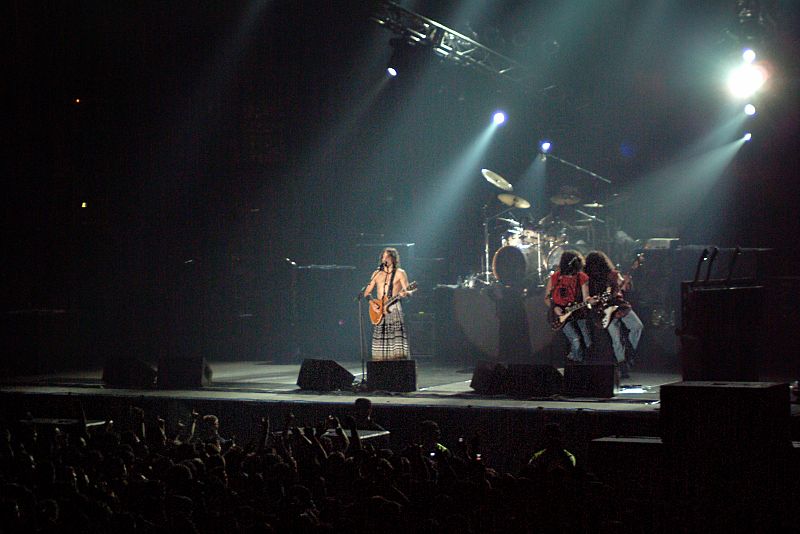 Para elaborar el libro el grupo pidió ayuda a sus seguidores a través de Facebook. Se interesaron en fotografías de conciertos, camisetas, baquetas, estradas, pósters, merchandising de la banda o cualquier otro material que pudieran utilizar.
