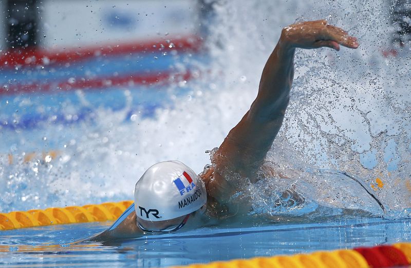 Florent Manaudou de Francia compite en los 50 metros estilo libre durante los Campeonatos del Mundo de Natación en el Sant Jordi Arena en Barcelona.