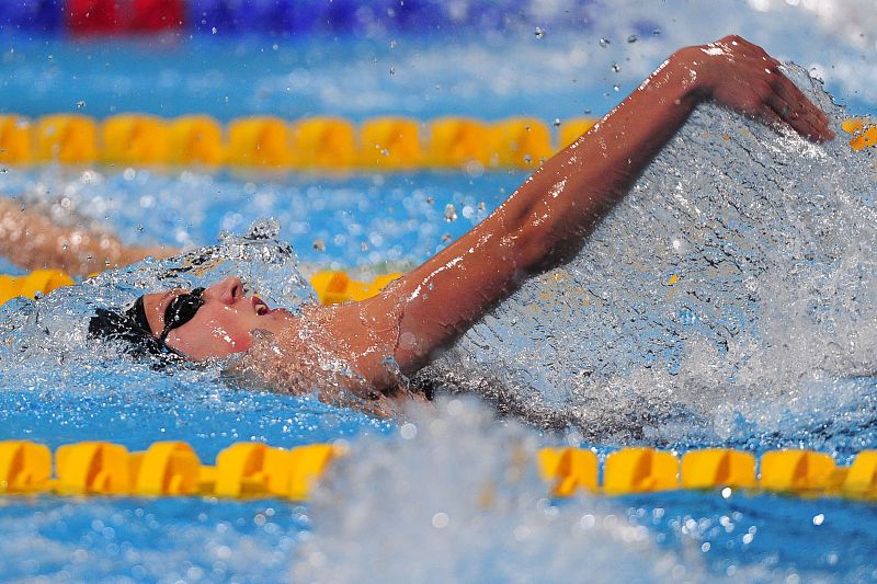 La rusa Daria Ustinova nadando esta mañana la serie de clasificación de los 200m espaldas durante los Mundiales de Natación de Barcelona 2013.