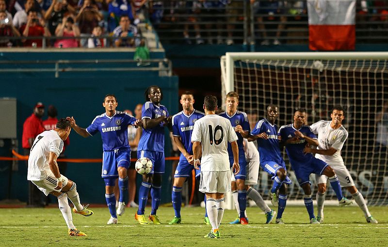 Cristiano Ronaldo dispara a puerta en un lanzamiento de falta que pondría el 2-1 para el Real Madrid frente al Chelsea en la International Champions Cup