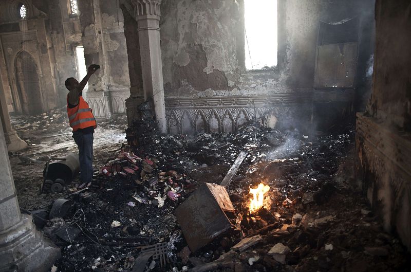 Un hombre fotografía los daños que han causado a la mezquita.