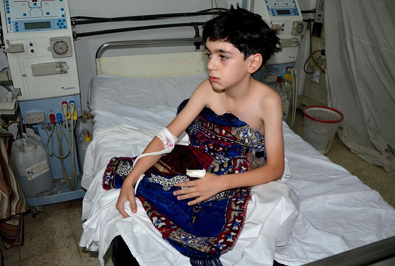Un niño, presuntamente afectado por el gas nervioso que denuncian los activistas, es tratado en el hospital del vecindario de Duma, en Damasco.<