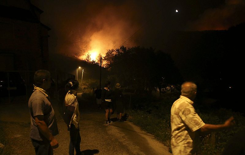 La UME se incorpora a las labores de extinción del fuego en Oia, Pontevedra