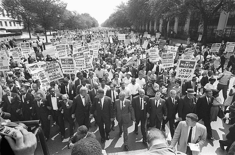 El defensor de los derechos humanos Luther King encabeza la marcha el 28 de agosto de 1963