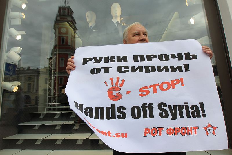 Imagen de un activista contrario a la intervención en Siria protesta en San Petersburgo