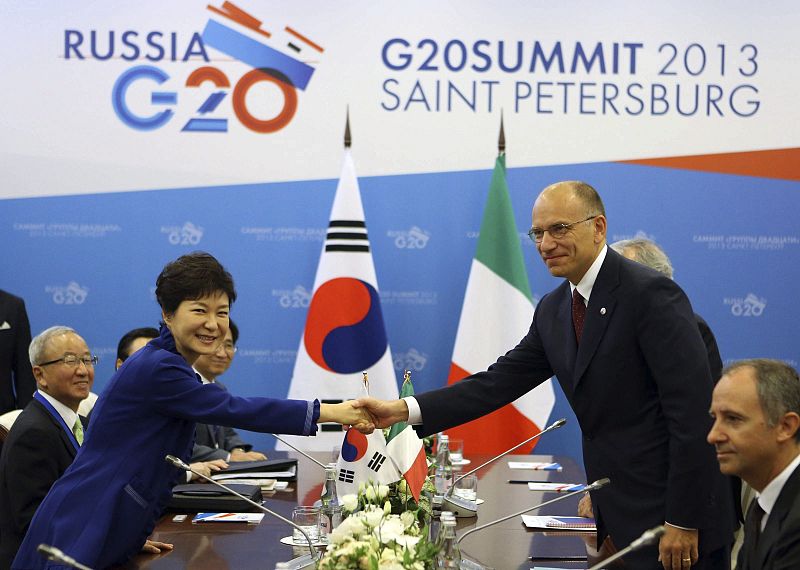 La presidenta surcoreana, Park Geun-hye, estrecha la mano del primer ministro italiano Enrico Letta al comienzo de su reunión bilateral celebrada en el marco de la cumbre del G20